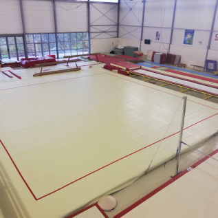BÂCHE DE RECOUVREMENT UNICOLORE POUR PRATICABLE EN PVC LISSE AVEC DELIMITATION PAR ADHESIF - 14 x 14 m